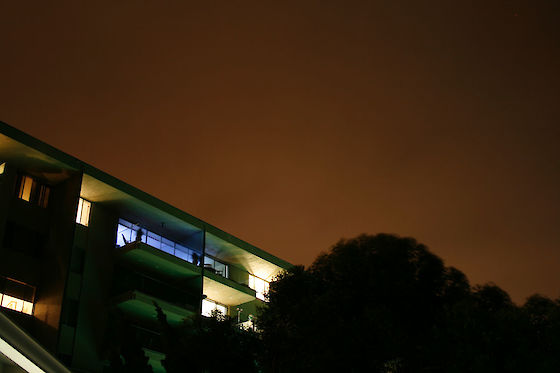 Eerie sodium glow over a building in Laguna | © Matt Giraud Photography