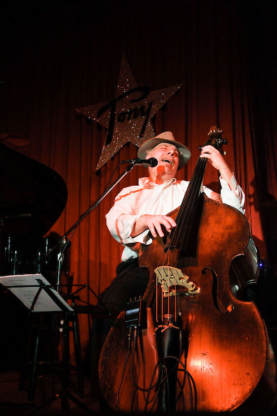 Steve Morelli sings with the Sportin' Lifers, Portland Oregon | © Matt Giraud Photography