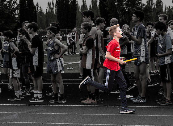 Racing past the crowd in the middle leg of a 3x800. | © Matt Giraud Photography