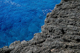 Black lava meets the deep, crystal-blue ocean off South Point in Hawaii | © Matt Giraud Photography